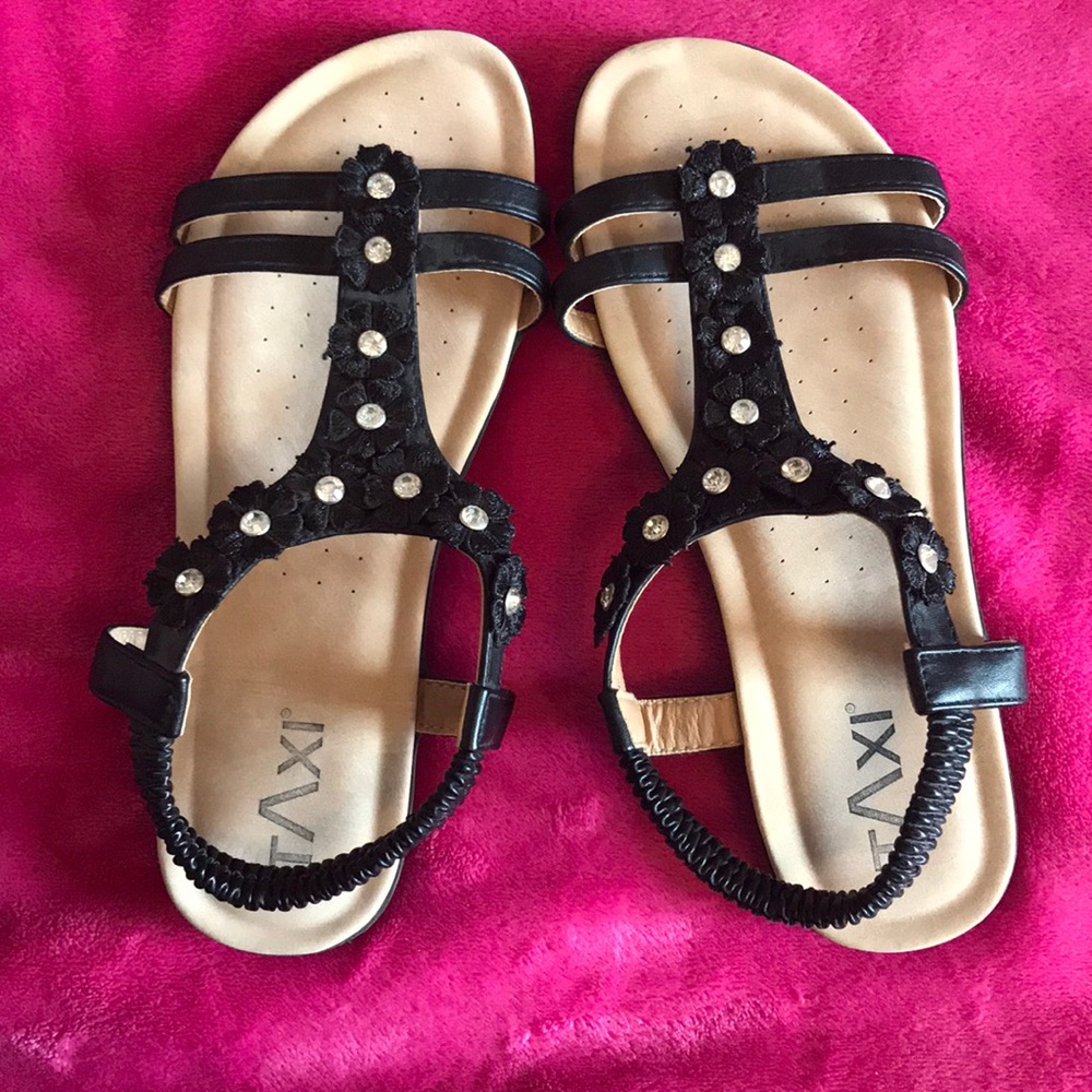 Black strapped sandals with memory foam cushion